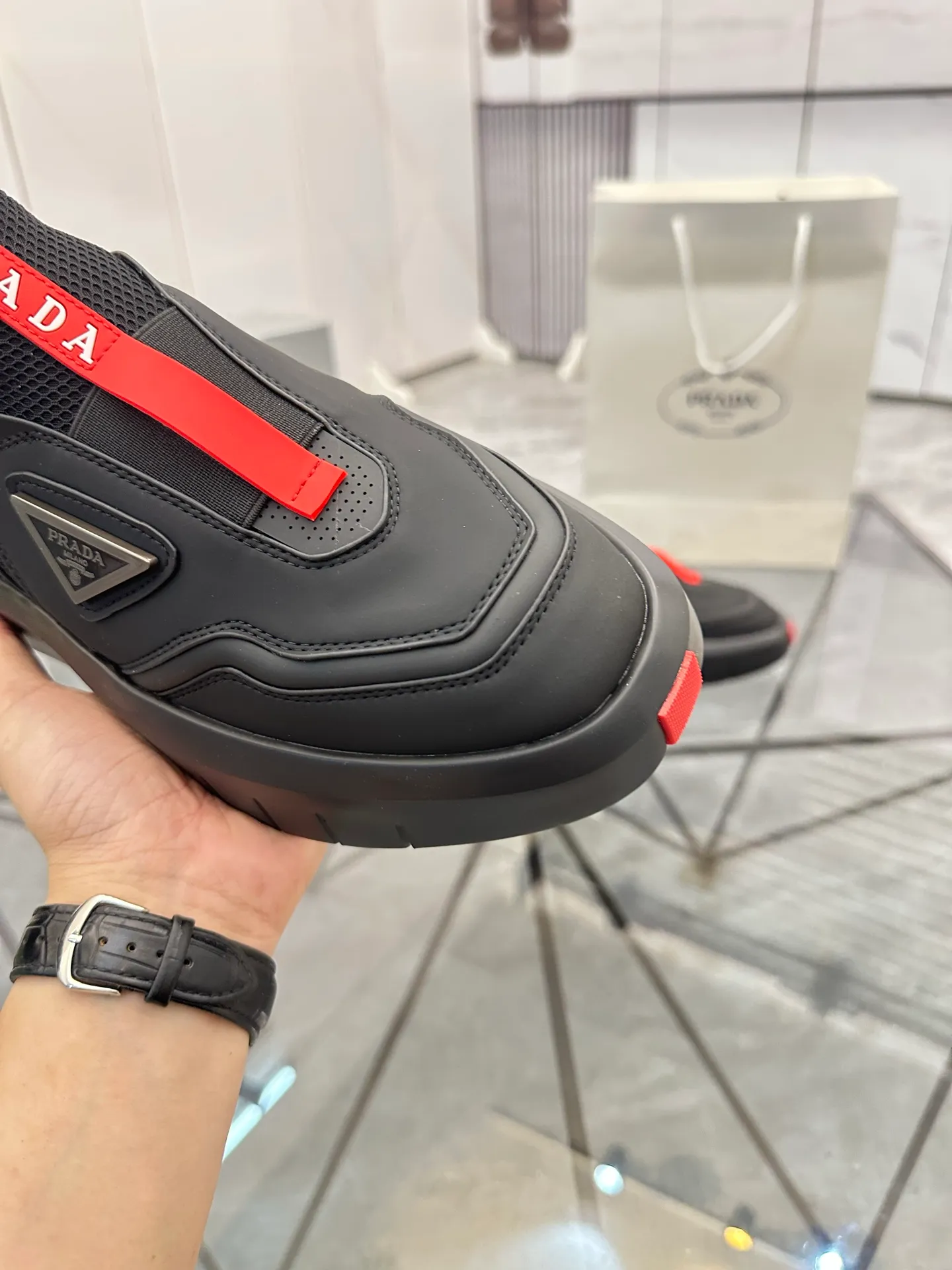 Men's shoes: 💰P500¥ High-end, complete package Product trademark: Prada *"Prada*" low-top casual shoes Regular size: 38-44 (can be customized to 45.46) Couple style Product materials: Upper imported cowhide stitched with original fabric, breathable lining, original outsole. Number: 846